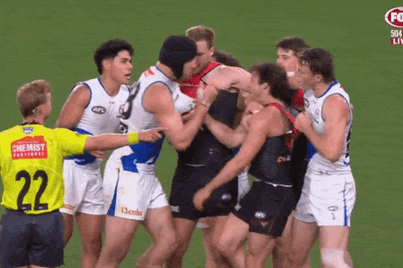 Le moment : Xerri semble frotter du sang sur le visage de McGrath.