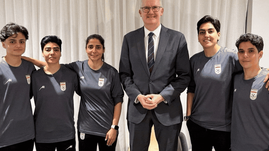 Tony Burke et cinq footballeurs iraniens obtiennent l'asile