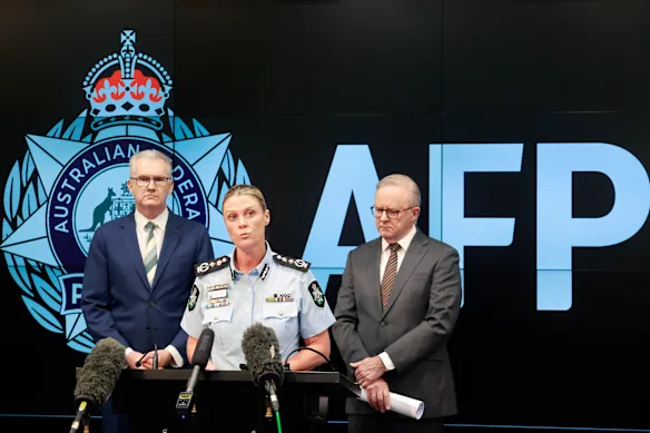 Le ministre de l'Intérieur Tony Burke, la commissaire de l'AFP Krissy Barrett et le Premier ministre Anthony Albanese.