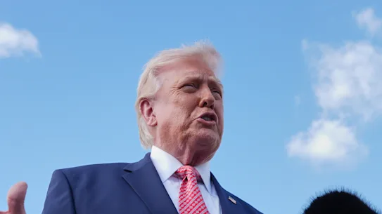 Le président Donald Trump s'adresse aux journalistes après avoir quitté Air Force One vendredi.