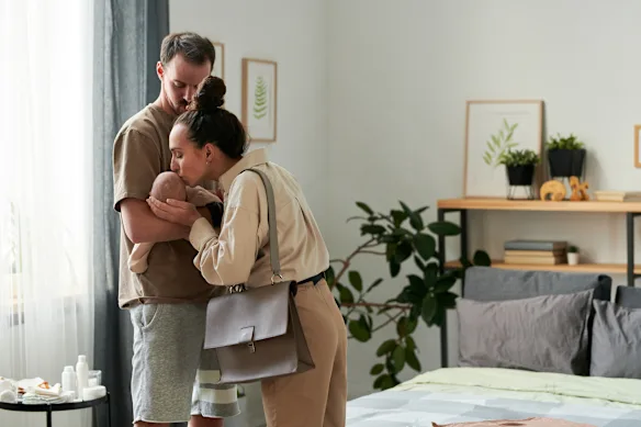 Même si de nombreuses mères ont le sentiment de partager les responsabilités parentales à parts égales avec leur partenaire, de nombreuses conversations excluent encore les hommes. 