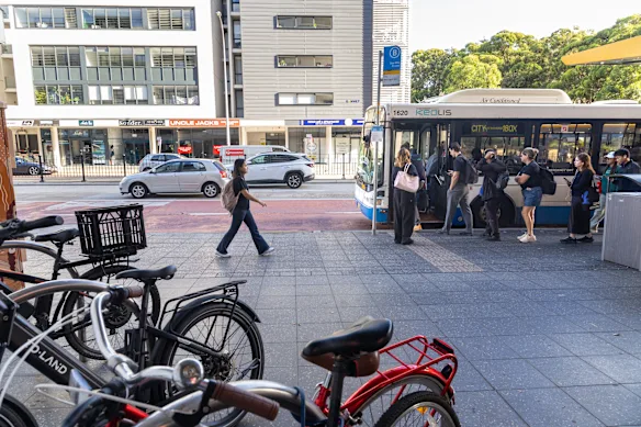 Le Premier ministre a exhorté les gens à utiliser les transports publics autant que possible pour contribuer à alléger la pression sur l'approvisionnement en carburant. 