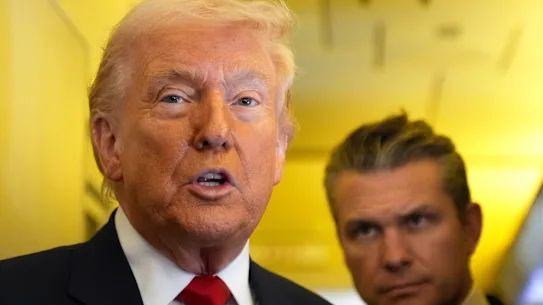 Donald Trump s'adresse aux journalistes tandis que le secrétaire américain à la Défense, Pete Hegseth, l'écoute alors qu'il voyage à bord d'Air Force One.