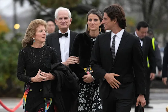 Caroline Kennedy, alors ambassadrice des États-Unis en Australie, son mari, Edwin Schlossberg, et ses enfants, Tatiana et Jack Schlossberg, en 2023.