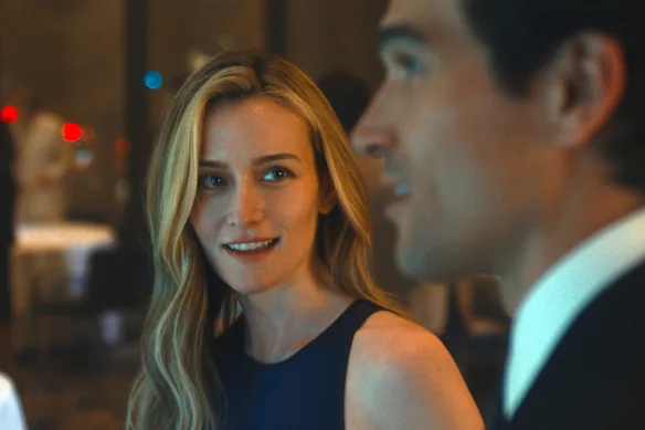 Sarah Pidgeon dans le rôle de Carolyn Bessette et Paul Anthony Kennedy dans le rôle de John F. Kennedy Jr.