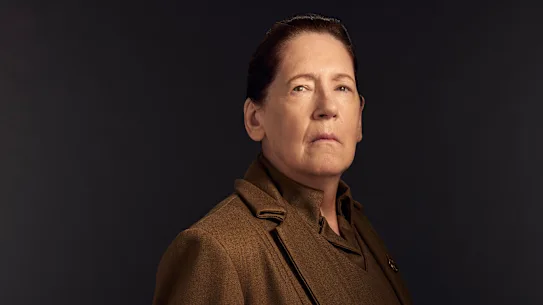 Ann Dowd dans le rôle de tante Lydia dans Les Testaments.