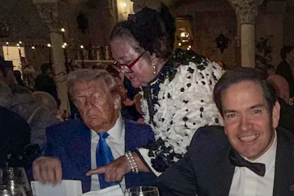 Gina Rinehart s'entretient avec le président américain Donald Trump lors d'une fête d'Halloween à Mar-a-Lago, tandis que le secrétaire d'État Marco Rubio pose au premier plan.