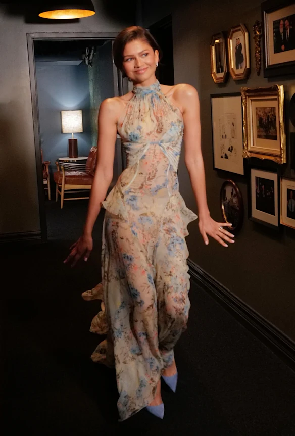 Quelque chose de bleu : une robe fleurie à col dos nu Alexander McQueen.