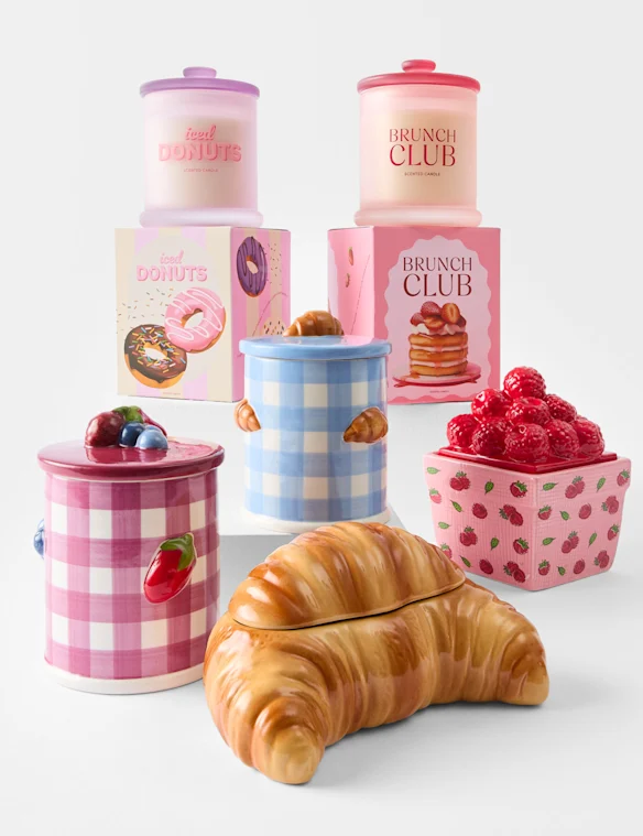 Un moment lent, éclairé doucement. Des bougies qui transforment une soirée ordinaire en une pause et une chance pour elle d'être la personne dont on s'occupe.