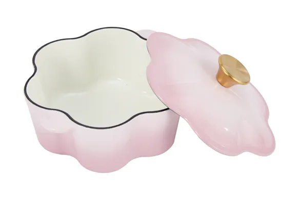 Cuisinez le repas qu'elle prépare toujours, dans un plat qu'elle adorera. Une façon simple de reconnaître le soin, le temps et la tradition qu’elle apporte à la table.