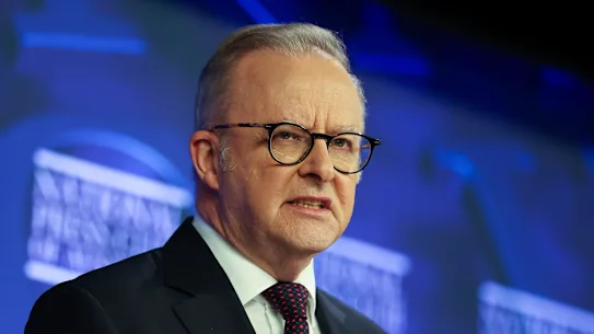 Le Premier ministre Anthony Albanese s'adressant au National Press Club.