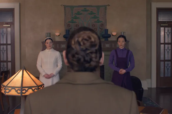 Lucy Halliday (à gauche), Ann Dowd et Chase Infiniti dans Les Testaments.