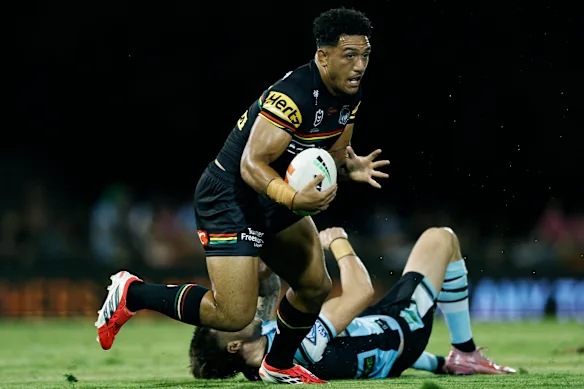 Paul Alamoti laisse un défenseur des Sharks dans son sillage en début d'année.