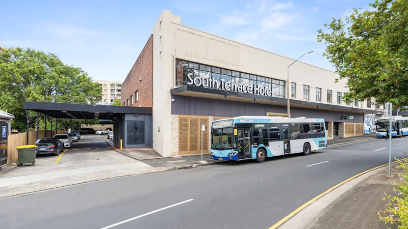 Le groupe Oscars rachète l'hôtel de Bankstown et HMC Capital achète le centre commercial Caringbah