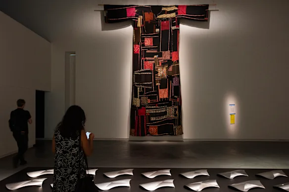 Les boucliers de Benjamin Work mettent au premier plan Common Threads de Khalil Rabah. 