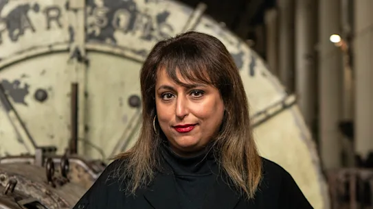 Hoor Al Qasimi, directeur artistique de la Biennale de Sydney à la centrale électrique de White Bay, l'un des lieux du festival.
