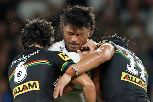 Stefano Utoikamanu se fait écraser par la défense de Penrith.