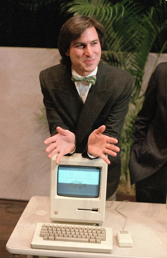 Steve Jobs avec le nouvel ordinateur personnel Macintosh après une assemblée des actionnaires à Cupertino, en Californie, en janvier 1984.