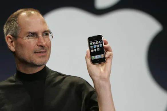 Changeur de donne : Steve Jobs lors de la présentation du premier iPhone le 9 janvier 2007.
