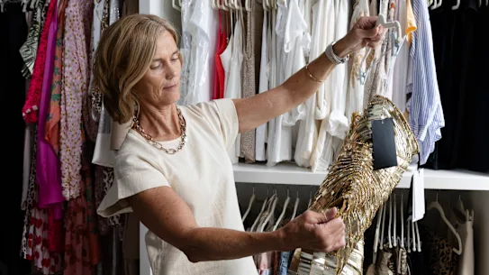 Jo Carmichael, organisatrice professionnelle, travaillant dans le placard d'un client de Sydney.