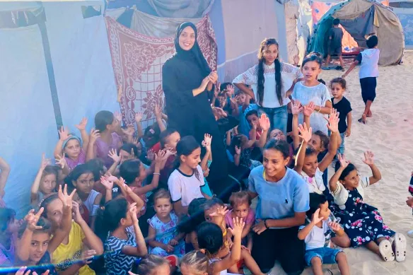 Asmahan Abdalraheem, photographiée vêtue de noir, a fui sa maison et vit dans une tente.