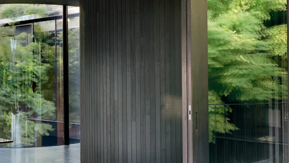 Les murs en bois courbés créent une opportunité de regarder au-delà.