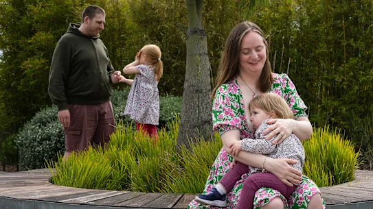 Stephanie et Nathaniel et leurs filles le 4 avril et Eliza 20 mois à la réserve Booran à Glen Huntly. 