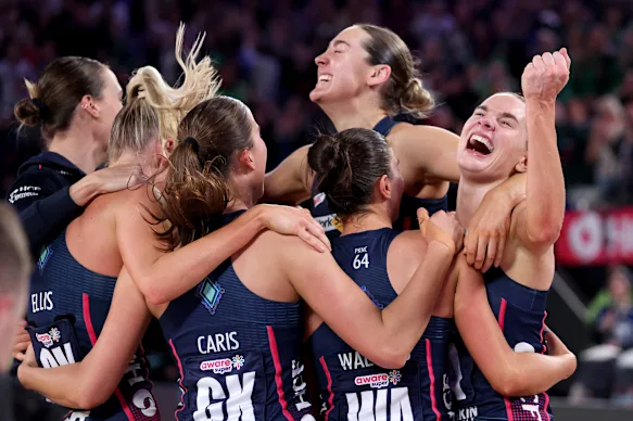 Kiera Austin et ses coéquipières célèbrent leur victoire lors de la grande finale du Super Netball en 2025.