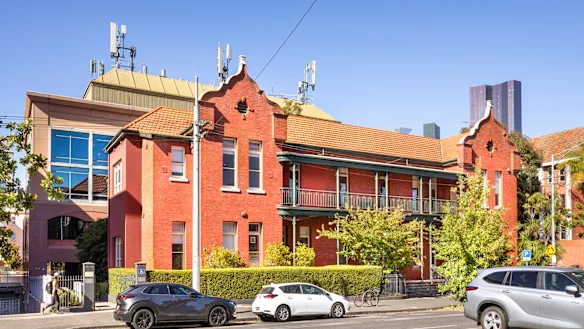 La façade historique du 15-31 Pelham Street, Carlton.