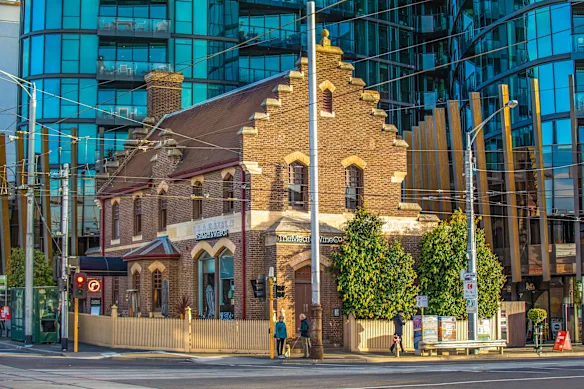 482, chemin Riversdale, au coin du chemin Camberwell.