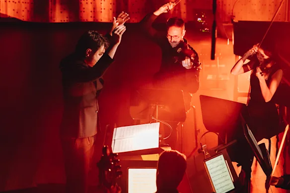 Concentration de dédicace : Ensemble Apex avec le chef d'orchestre Sam Weller.