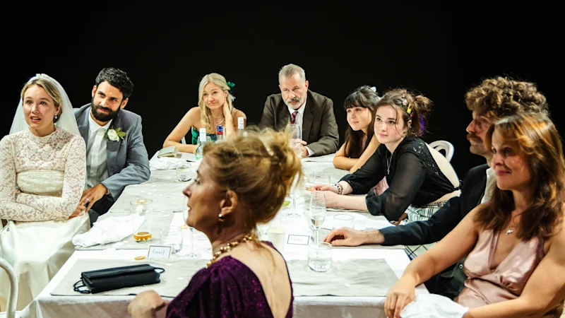 Cette pièce britannique est féroce, drôle et inconfortablement familière. Quelqu'un a-t-il dit "Hanson"