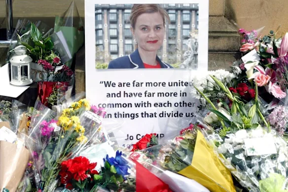 La députée britannique Jo Cox a été assassinée par un homme criant « ceci est pour la Grande-Bretagne » une semaine avant le référendum sur le Brexit en 2016.