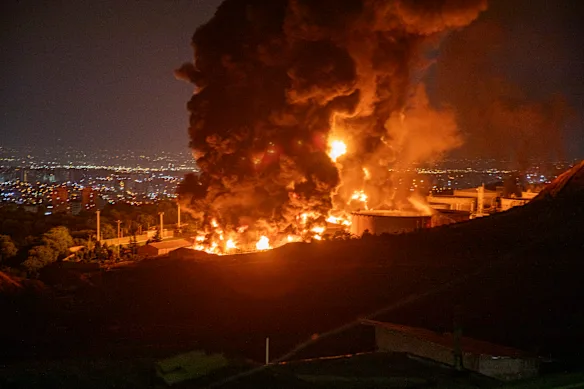 Le feu et la fumée montent dans le ciel après une attaque israélienne contre le dépôt pétrolier de Shahran à Téhéran.