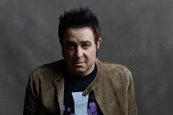 Adam Duritz, sans dreadlocks, dirige toujours Counting Crows. 