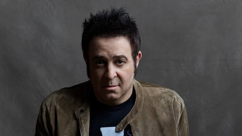 Plus âgé et plus sage, mais embrassant toujours son excentrique intérieur