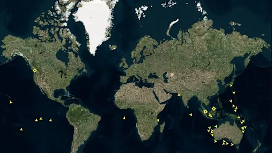 Au moins 55 navires transportant du pétrole et du carburant raffiné se dirigent vers l'Australie d'ici fin avril. Les flèches représentent des navires en route vers l'Australie ; les places sont toujours au port.