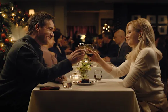 Le mariage de Les et Lindy commence à se fissurer lorsque leurs carrières prennent des directions différentes dans The Miniature Wife.