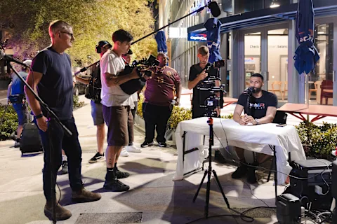 Louis Theroux sur le plateau avec Amrou Fudl, dit Myron Gaines, pour Inside the Manosphere. 