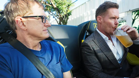 Louis Theroux avec Justin Waller dans Inside the Manosphere.