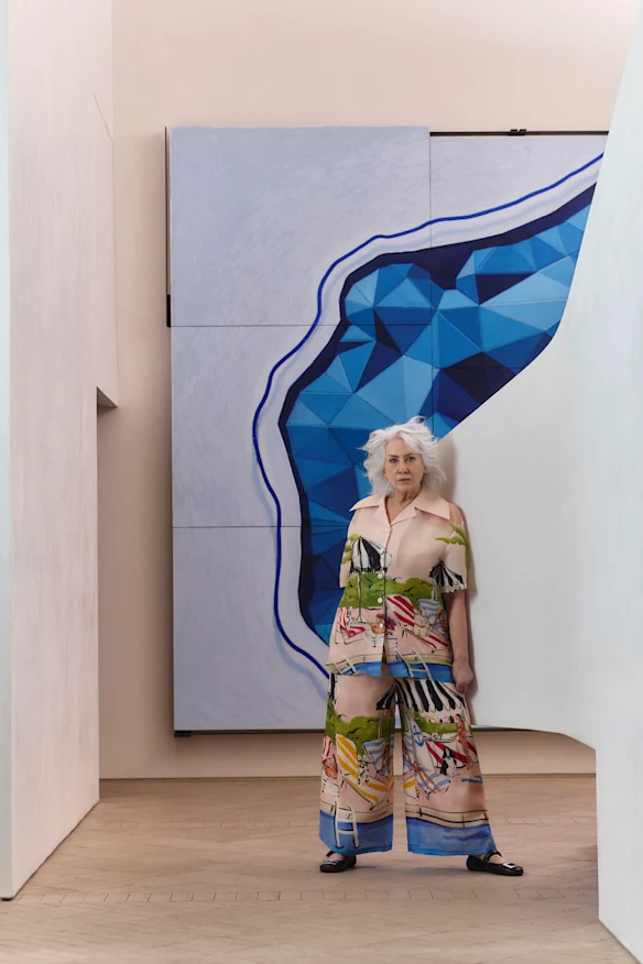 Chemise Leo Lin « Casey » et pantalon « Jamie ». Chaussures Roger Vivier. Peinture du monde (All Under Heaven) de Xiao Xiong et Zhang Hui.