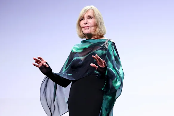 Kim Novak reçoit le Lion d'or pour l'ensemble de sa carrière lors du Festival international du film de Venise 2025.