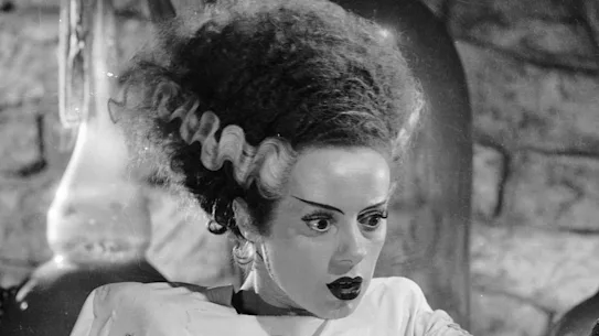 La Fiancée de Frankenstein de James Whale en 1935, avec Boris Karloff comme monstre et Elsa Lanchester comme épouse.