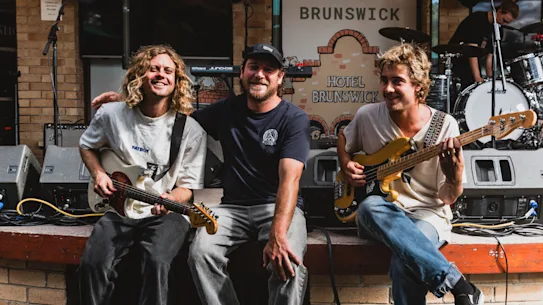 Ben Reed, Jonny Lai et Kelton Lee SKEGSS font partie des nombreux artistes du Bluesfest qui se produiront dans les pubs locaux de la région de Byron après l'annulation du festival. 