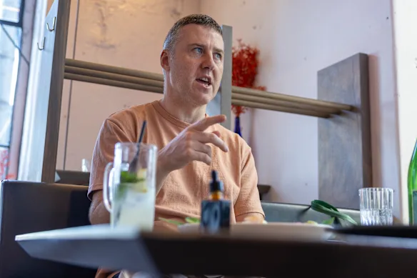 Lloyd Langford déjeune à Robata avant d'aller chercher sa fille.