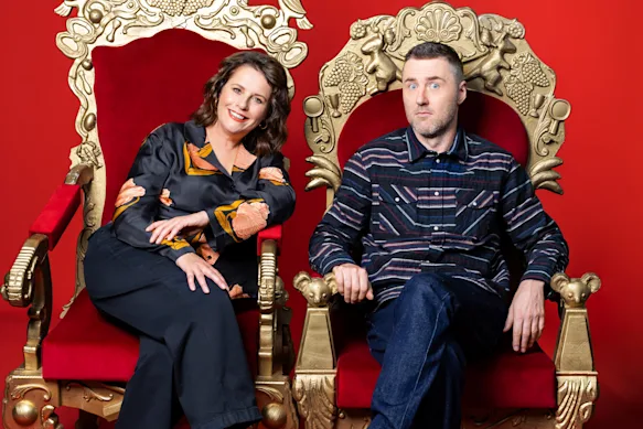 Anne Edmonds et Lloyd Langford dans Taskmaster Australie.