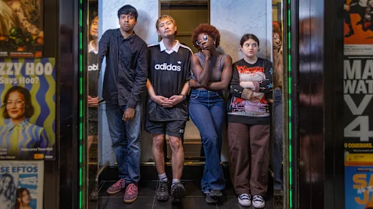 Les comédiens Tarang Hardikar, Takashi Wakasugi, Anisa Nandaula et Sez.