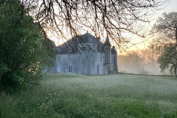 Château de La Roche-Joubert, demeure de l'auteur en France.