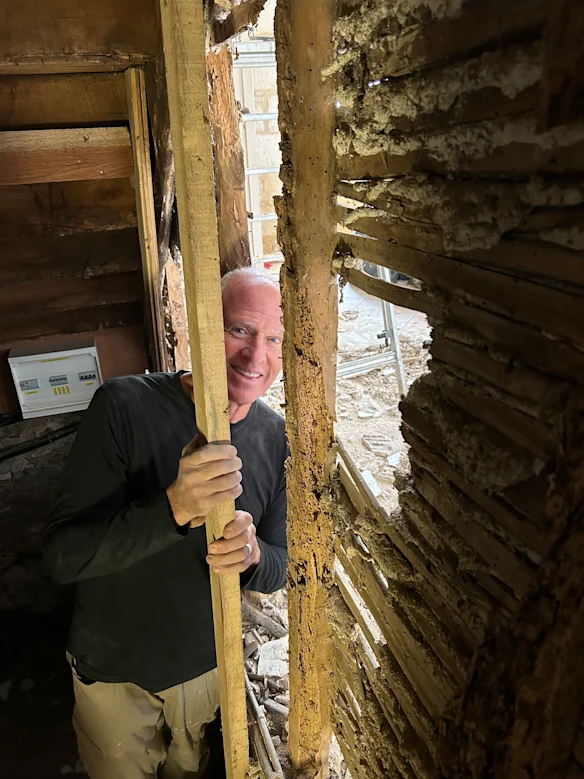 Richard Timson dans la cuisine d'origine du château.