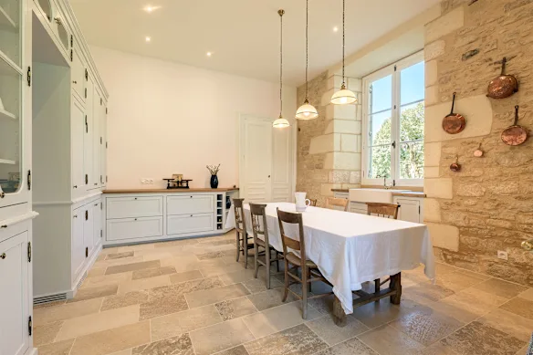 La cuisine rénovée du Château de La Roche-Joubert avec des armoires par l'artisan français Simon Contamine. 